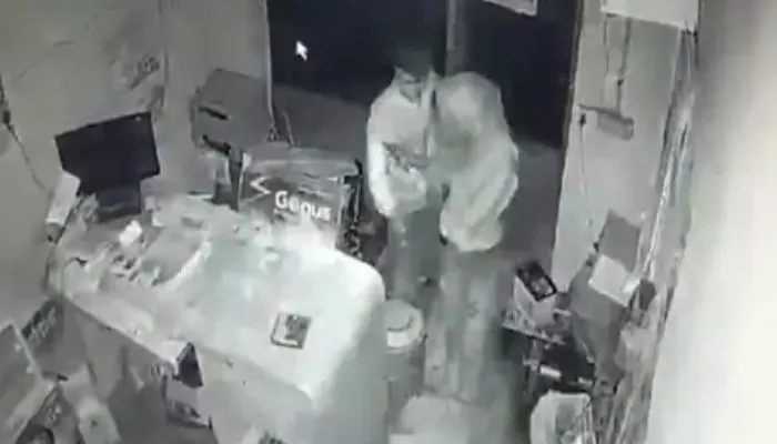 Theft in Kanpur: चकेरी में बैटरी दुकान में चोरी, छह से सात चोर लोडर लेकर आए और सामान लादकर ले गए, CCTV में कैद