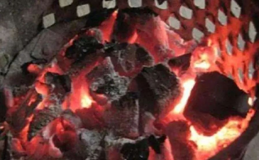 बरेली: ठंड बढ़ने से बढ़ी अंगीठी की मांग, कोयले के दाम हुए 50 रुपए किलो