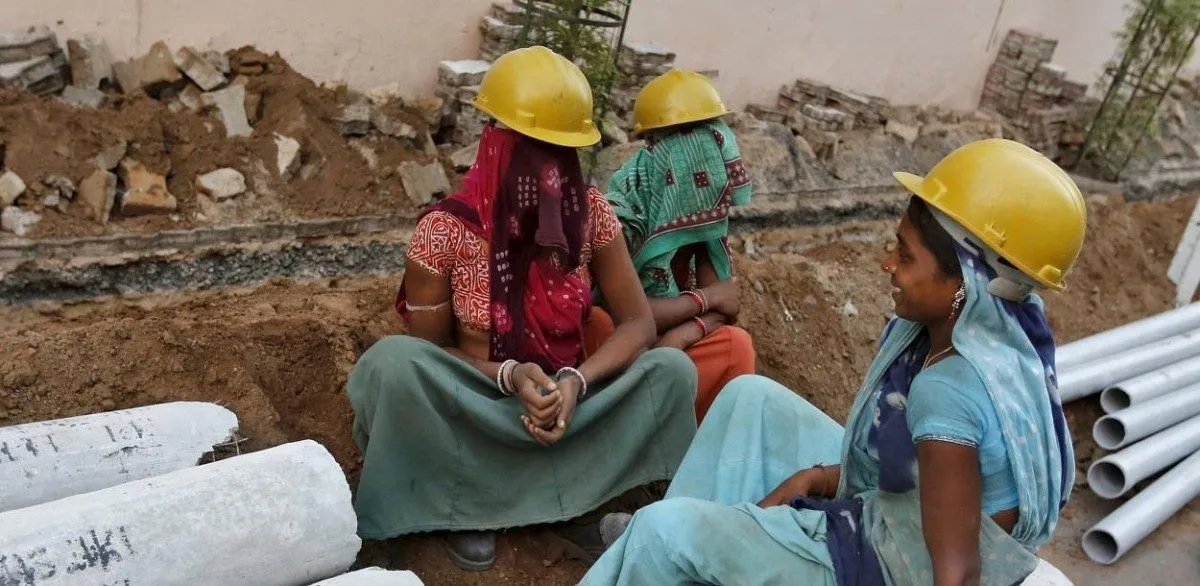 निर्माण क्षेत्र में पुरुषों की तुलना में महिला श्रमिकों को मिलती है 30-40 प्रतिशत कम मजदूरी : रिपोर्ट 