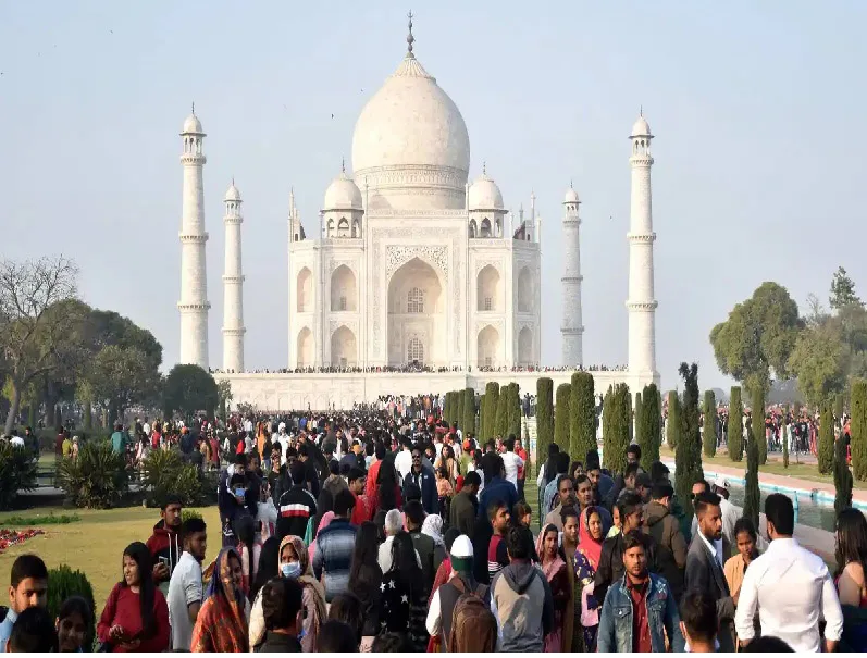 ताज महल की खूबसूरत दीवारों पर दाग लगा रही उत्तर पश्चिम की हवा और प्रदूषण