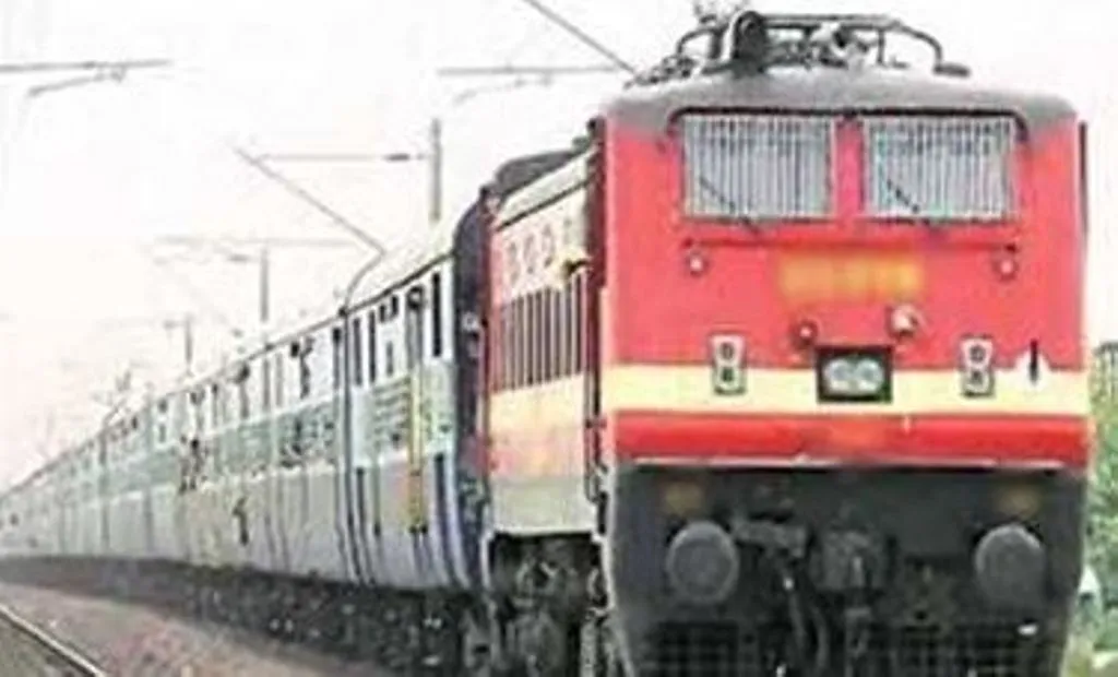 बरेली: चलती ट्रेन से उतरने के चक्कर में पंजाब मेल से कटकर युवक की मौत