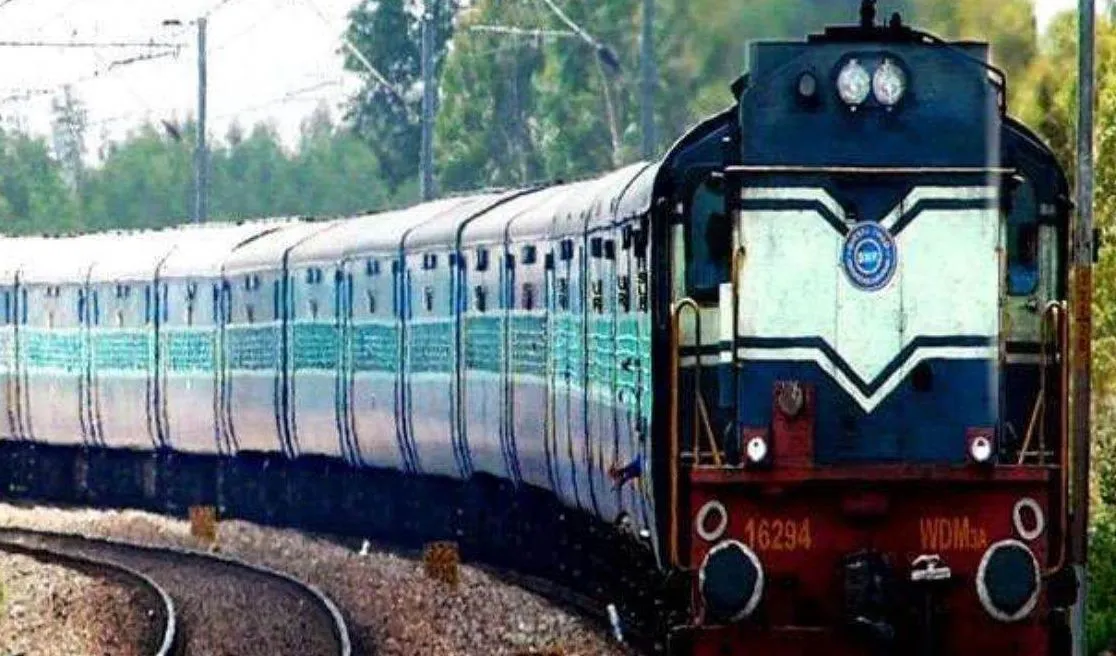 बरेली: चलती ट्रेन में चूहे ने फैलाई दहशत, चेन पुलिंग कर भागे यात्री