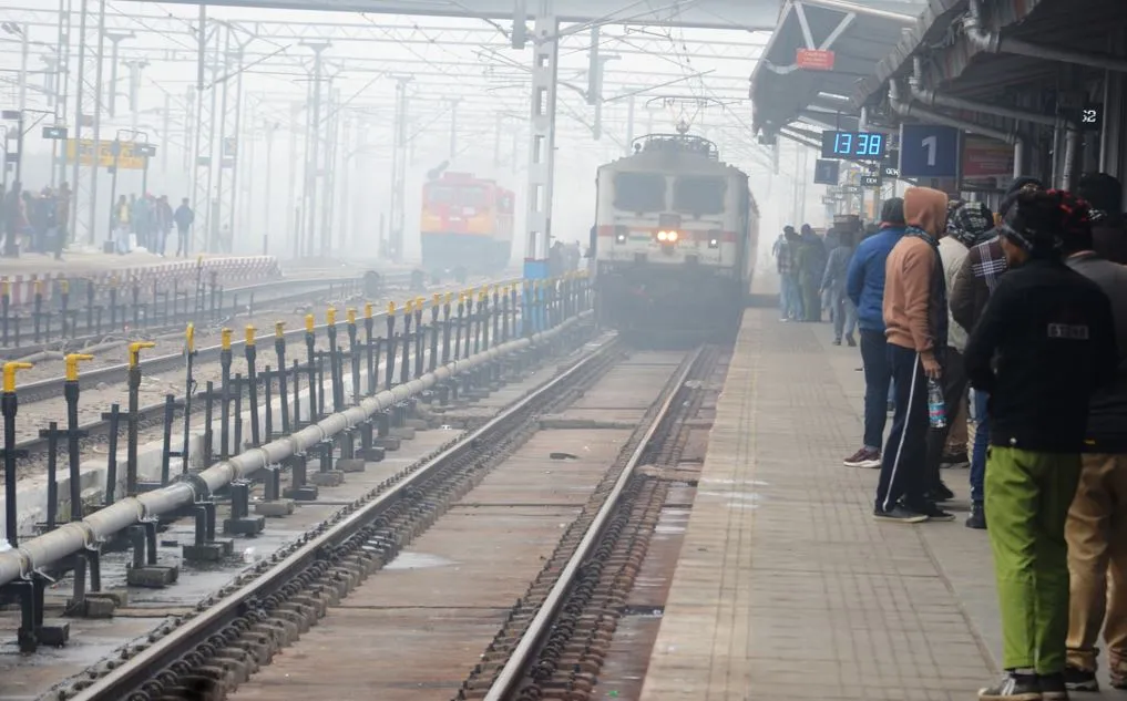 बरेली: कोहरे में थमे ट्रेनों के पहिए, लेट होने से यात्री परेशान