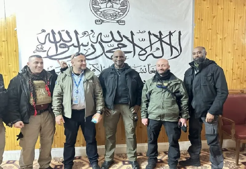 तालिबानी झंडे के सामने UN कर्मियों ने खिंचवाई तस्वीर, मांगनी पड़ी माफी