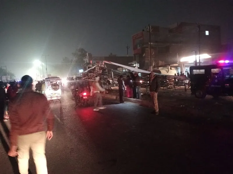 उन्नाव : अनियंत्रित ट्रक डिवाइडर पर चढ़ने से टूटा पोल, मां-बेटे की मौत 