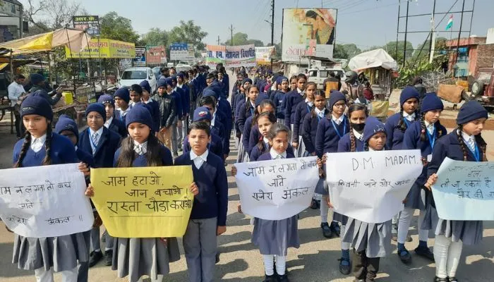 Unnao : डीएम मैडम जाम न लगता तो बच जाती राजेश अंकल की जान, स्कूली बच्चों ने निकाली रैली
