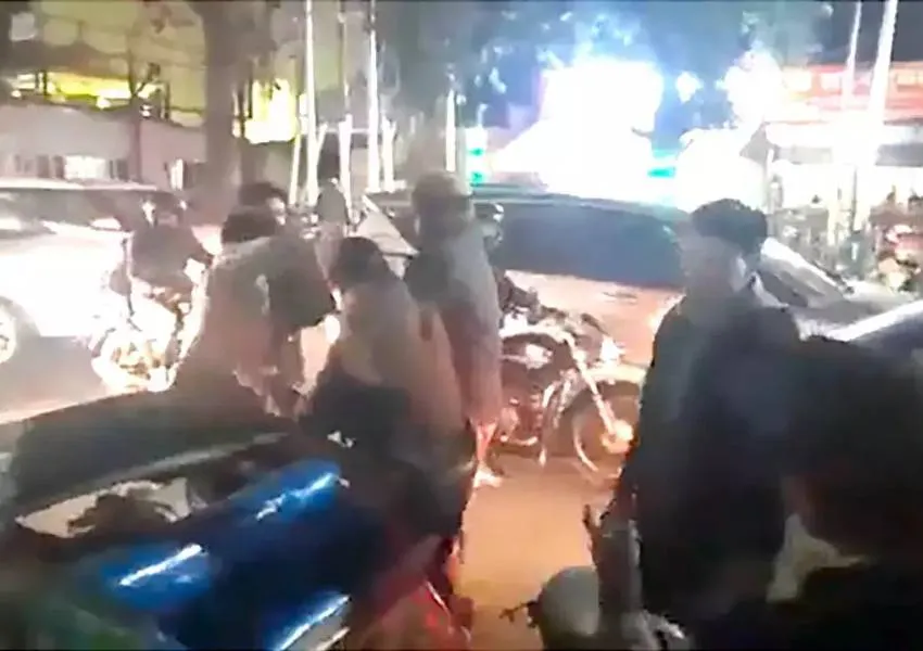 Video: लखनऊ में रिक्शा चालक पर चप्पल बरसाती महिला का वीडियो वायरल