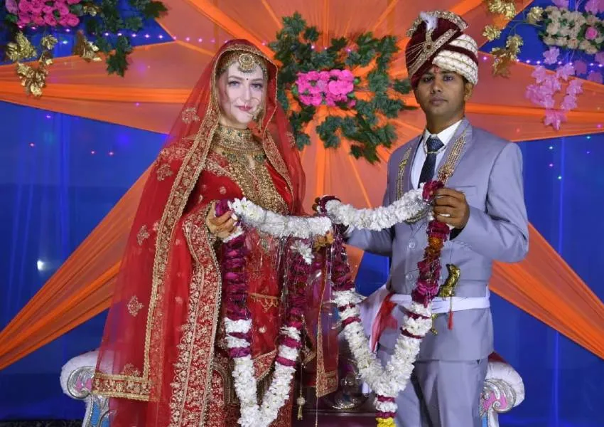 Viral News: Internet पर हुआ प्यार, शादी में बदली Sweden to Etah की ये Love Story