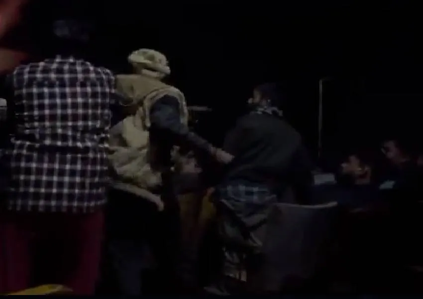 Pathan Movie: पठान फिल्म देखने के दौरान बलिया में थिएटर के अंदर दो गुटों में मारपीट