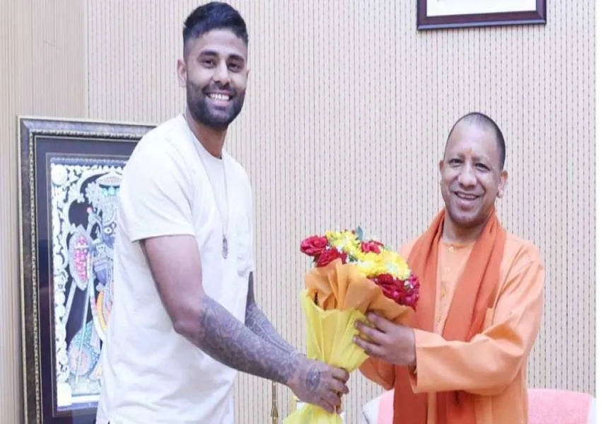 CM Yogi से मिले क्रिकेटर सूर्यकुमार, मुख्यमंत्री ने Twitter पर फोटो शेयर कर कुछ इस अंदाज में दी जानकारी