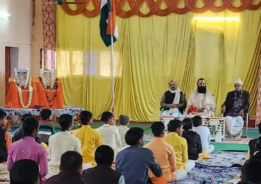 अयोध्या: वसंत पंचमी पर मंदिरों में भगवान को अर्पित किये अबीर गुलाल