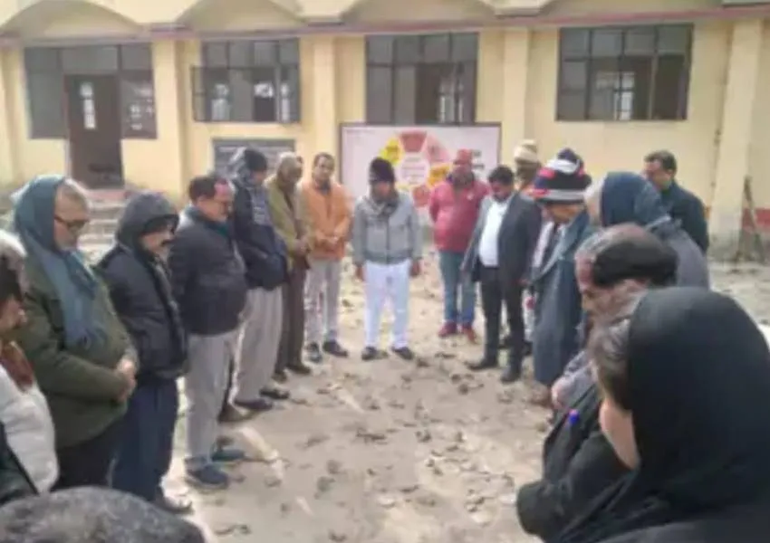 अयोध्या: शोक में न्यायिक कार्य से विरत रहे अधिवक्ता, बार एसोसिएश ने किया शोक सभा का आयोजन