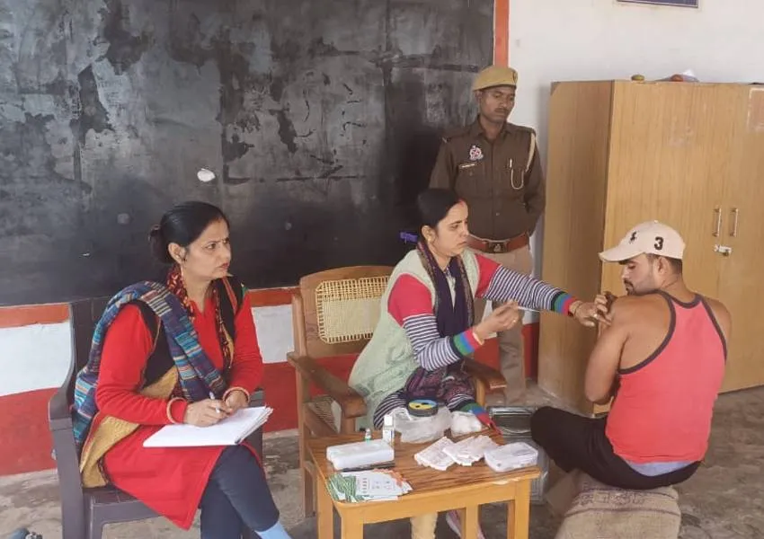  बहराइच: जेल में निरुद्ध बंदियों को लगाए गए बूस्टर डोज, कोरोना से बचाव के लिए लगा शिविर