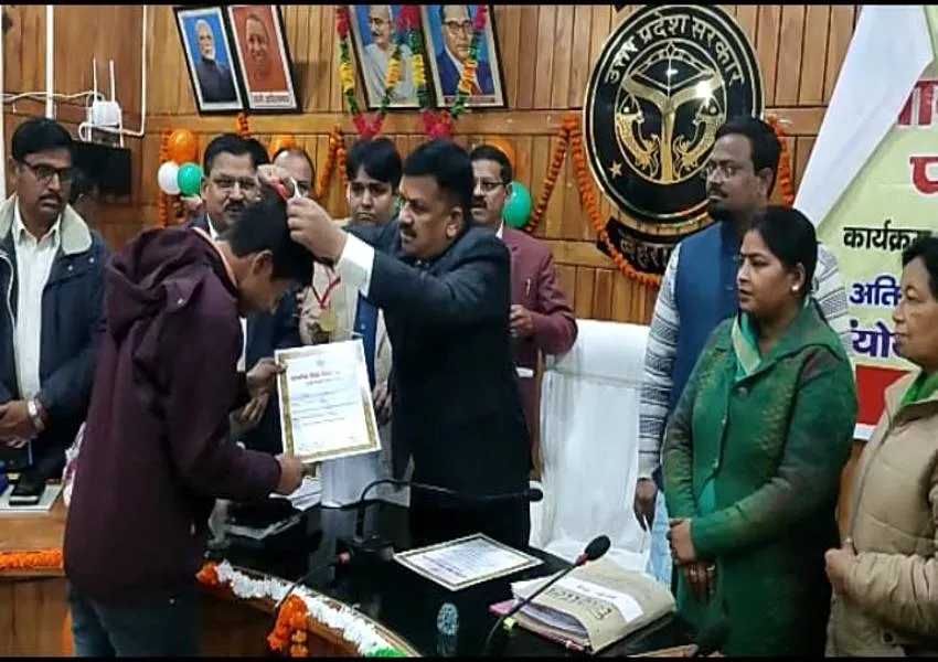 बहराइच: 21 मेधावी छात्र-छात्राओं को मिला प्रशस्ति-पत्र, मेडल, चेक व टैबलेट