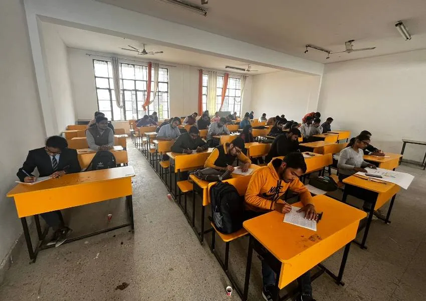 अयोध्या: अवध विश्वविद्यालय में भारत थीम पर हुई क्विज, निबंध व पोस्टर प्रतियोगिता