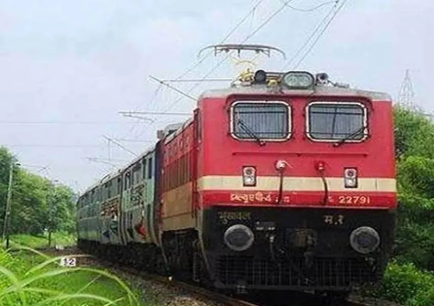 टला बड़ा हादसा: भोपाल-झांसी रेलमार्ग पर एर्नाकुलम-निजामुद्दीन एक्सप्रेस दो भागों में बंटी