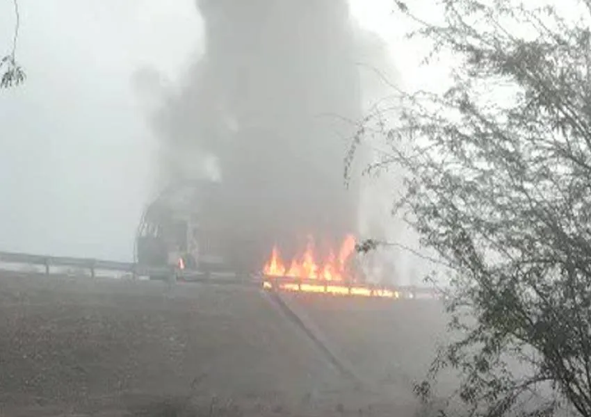 इटावा: आगरा-लखनऊ एक्सप्रेसवे पर ट्रक में अचानक लगी भीषण आग, घंटों लगा रहा जाम 