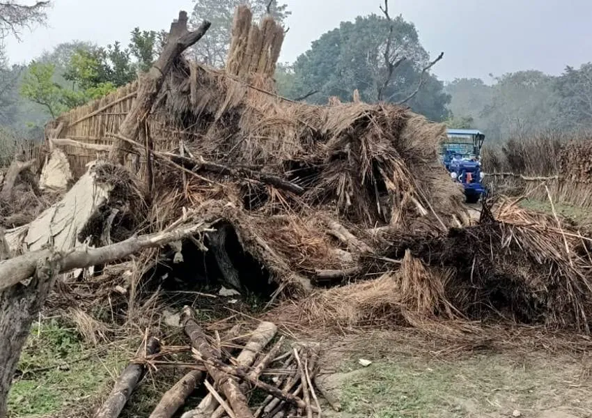 बहराइच: जंगल से सटे गांवों में जारी है हाथियों का उत्पात, महिला के मकान को टस्कर हाथी ने ढहाया 
