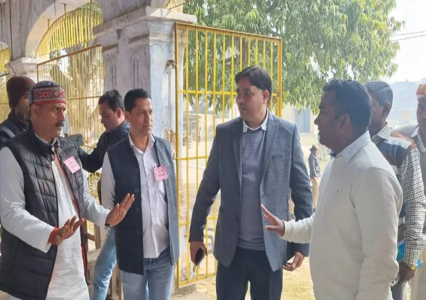 अयोध्या: खंड स्नातक निर्वाचन के लिए मतदान जारी, डीएम - एसएसपी ले रहे केन्द्रों का जायजा 