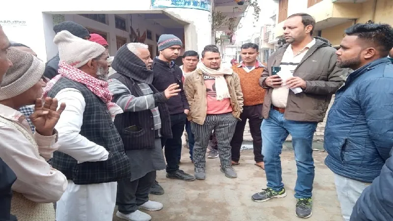 मुरादाबाद : खोदी गई सड़कों की मरम्मत न होने पर जीएम का घेराव 