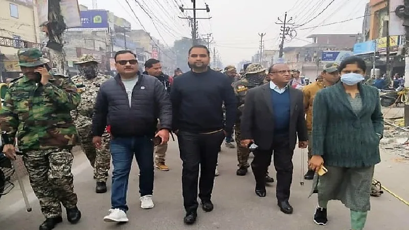 मुरादाबाद : व्यापारियों ने हटाया अतिक्रमण, नगर निगम के अधिकारियों ने की निगरानी