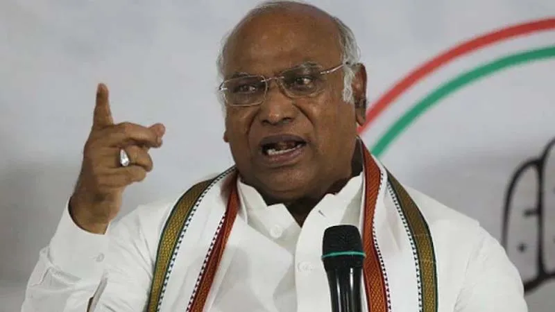 चीन को क्लीन चिट देने की कीमत सीमाओं पर चुका रहा देश: कांग्रेस अध्यक्ष खड़गे