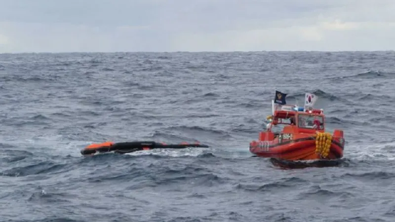 दक्षिण कोरिया और जापान के बीच समुद्र में डूबा 7 हजार टन का जहाज, 12 लोग बेहोश मिले... सर्च ऑपरेशन जारी