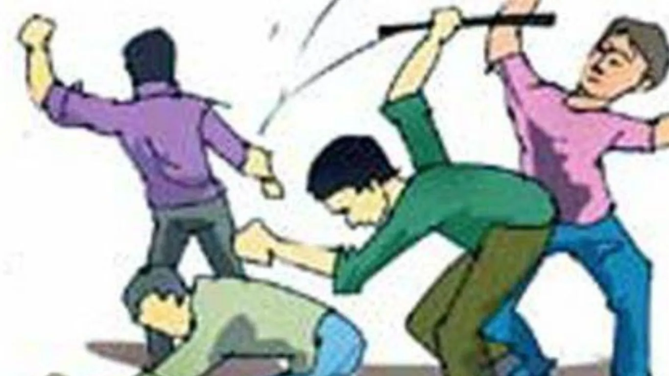 किच्छा: पंचायत के दौरान दो पक्षों में मारपीट, पिता-पुत्र घायल