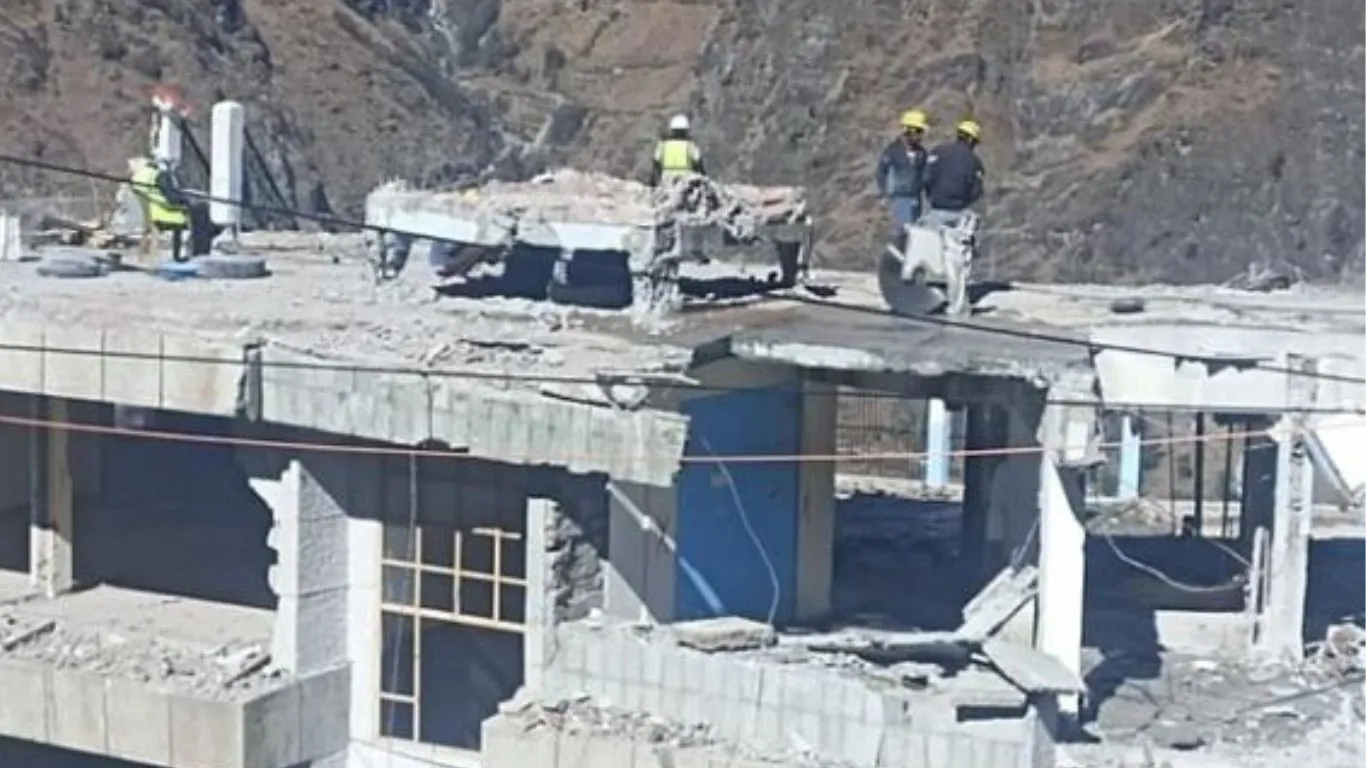 Joshimath Crisis: होटलों को ढहाने की कार्रवाई जारी, असुरक्षित मकानों को न गिराने के लिए प्रभावित अड़े