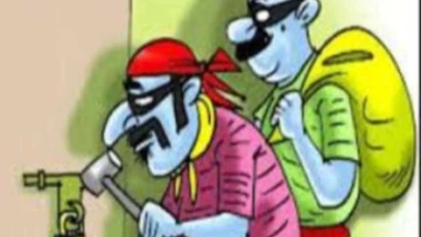 काशीपुरः चोरों ने दो ज्वेलर्स की दुकानों के चटकाए ताले, लाखों के आभूषण उड़ाए