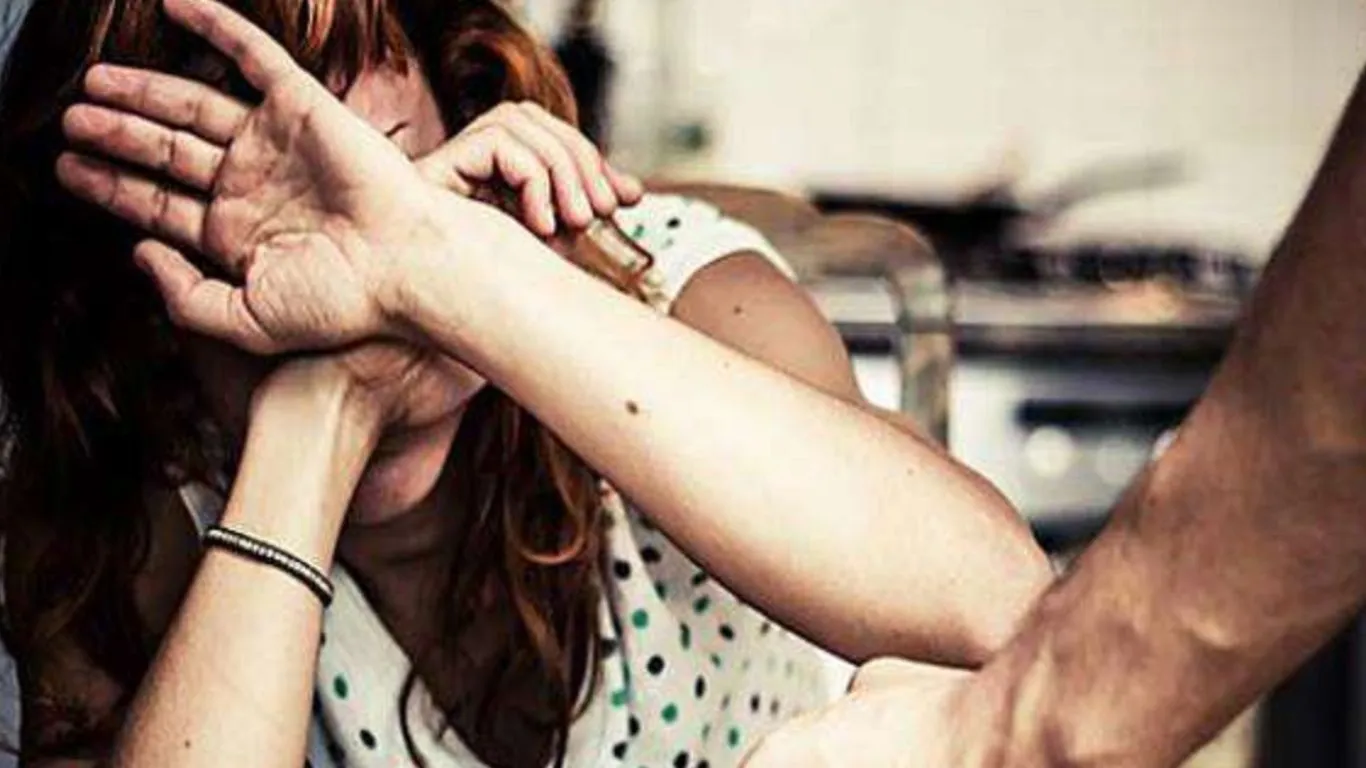 हल्द्वानीः मायके के लिए घर से निकली पत्नी को होटल के कमरे में प्रेमी संग पति ने पकड़ा, हंगामा 