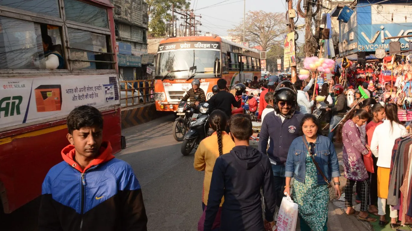 हल्द्वानी: सड़क पर दुकानदारों ने जमाया कब्जा, लगा रहा जाम