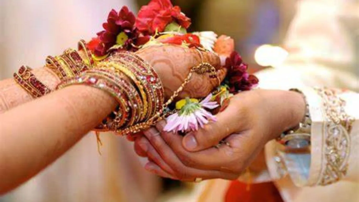 जोशीमठ में घर के भू-धंसाव की चपेट में आने से वर-वधू ने मंदिर में लिये सात फेरे 