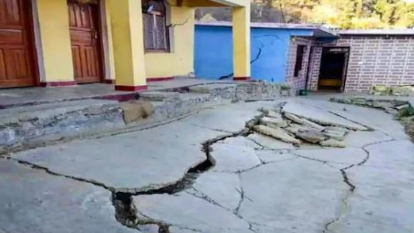 जोशीमठ: प्रभावितों के समर्थन में जुटी भीड़ का सरकार के विरोध में जोरदार प्रदर्शन