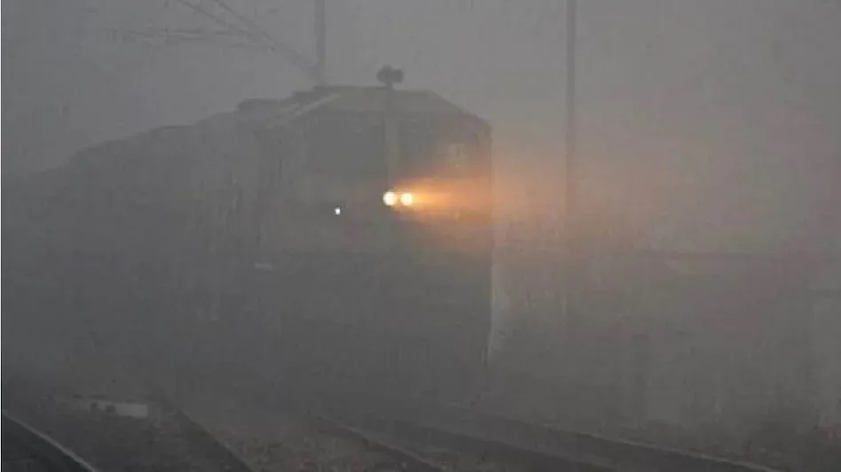 घने कोहरे के कारण 480 से अधिक ट्रेन प्रभावित हुईं : रेलवे 