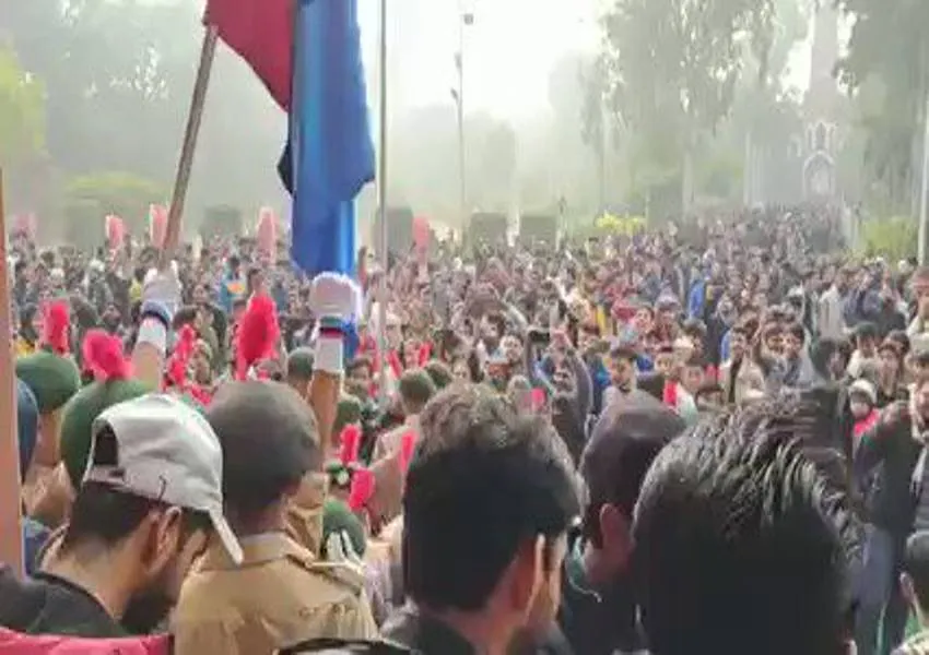 AMU: रिपब्लिक डे पर अलीगढ़ मुस्लिम यूनिवर्सिटी के गेट पर लगे 'अल्लाहू अकबर' के नारे, जांच के आदेश