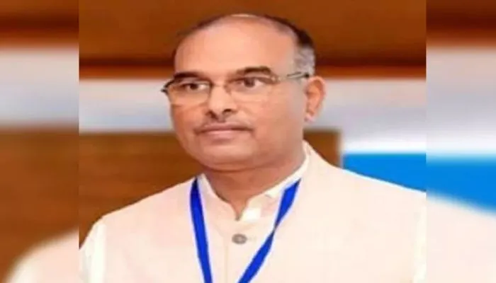 Kanpur News : विवादों के बीच प्रो. विनय पाठक ने दोबारा संभाला CSJM कुलपति का चार्ज, बाहर तैनात रही पुलिस
