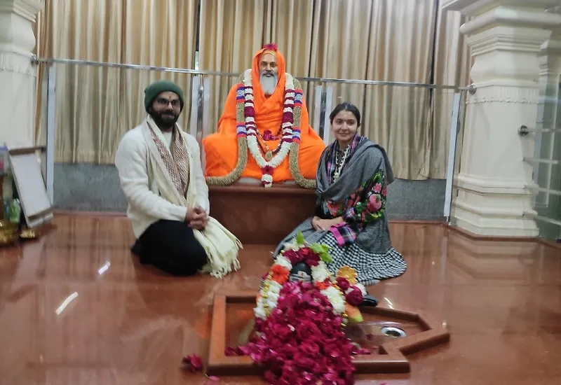 India vs Australia Test Series : टेस्ट सीरीज से पहले ऋषिकेश पहुंचे विराट-अनुष्का, स्वामी दयानंद गिरि आश्रम के किए दर्शन 