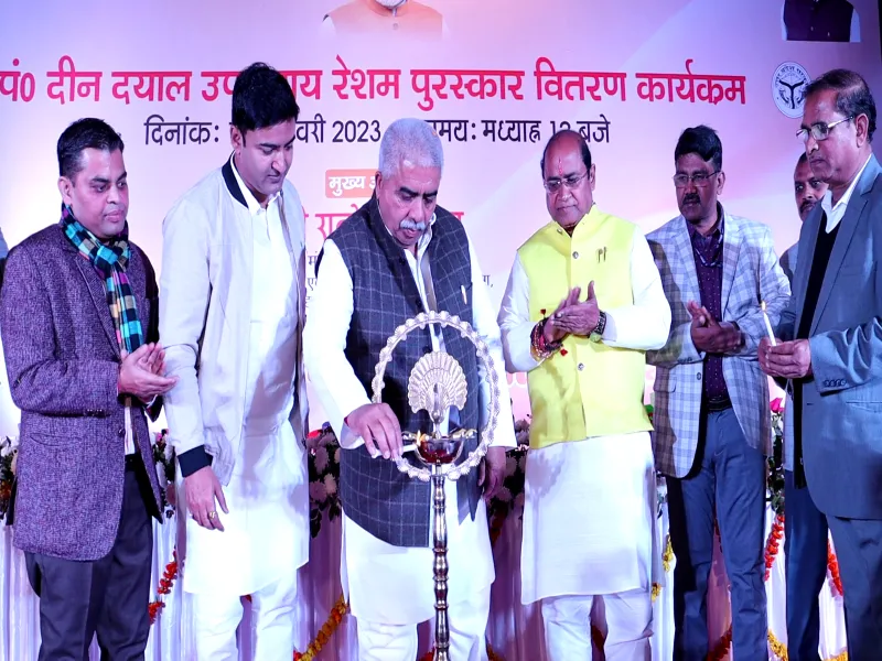 लखनऊ: मंत्री राकेश सचान ने किया सिल्क एक्सपो का उद्घाटन, रेशम पालकों को किया गया सम्मानित  