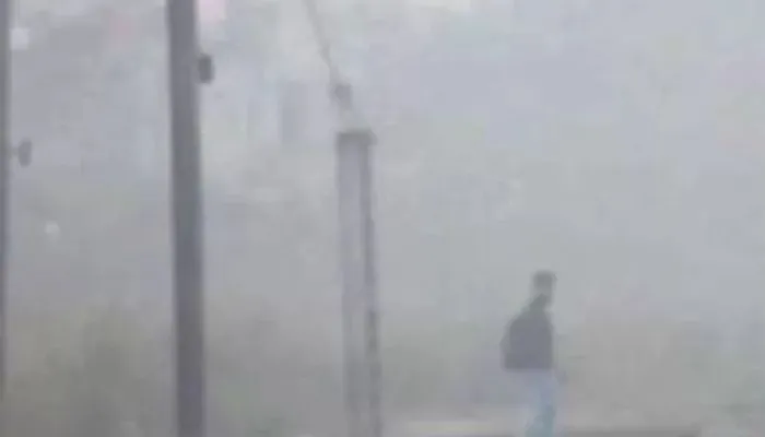 Winter In UP: कोहरे की चादर में लिपटा Kanpur, विजिबिलिटी शून्य हाेने से वाहनों की थमी रफ्तार, ठंड से ठिठुरे लोग