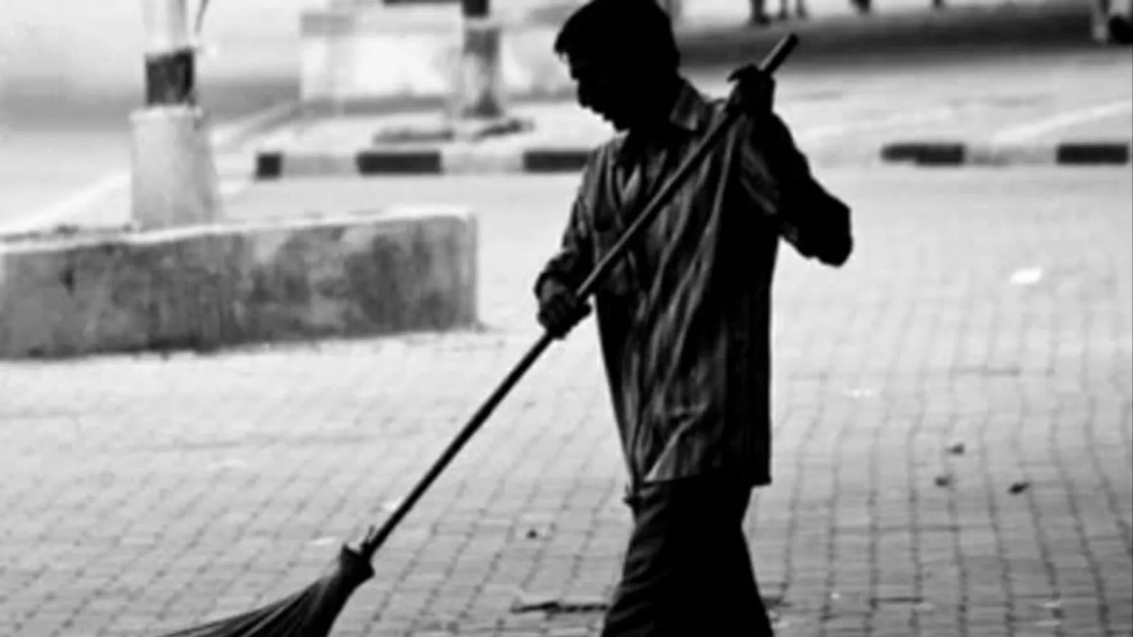 पीलीभीत: पंचायत सफाई कर्मचारी से बहाली के नाम पर 30 हजार रुपए की वसूली, देखें वीडियो