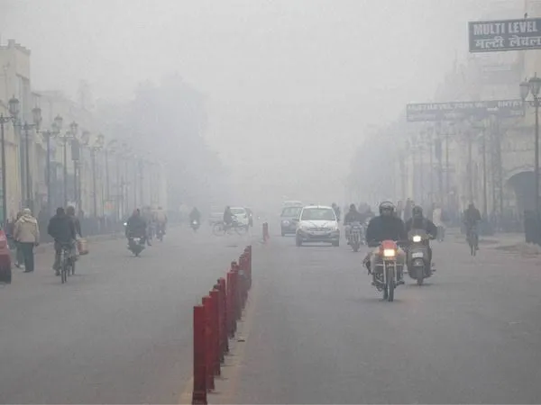 UP Weather Update: राजधानी लखनऊ समते प्रदेशभर में सर्दी का सितम जारी, जानें कब मिलेगी ठंड से राहत