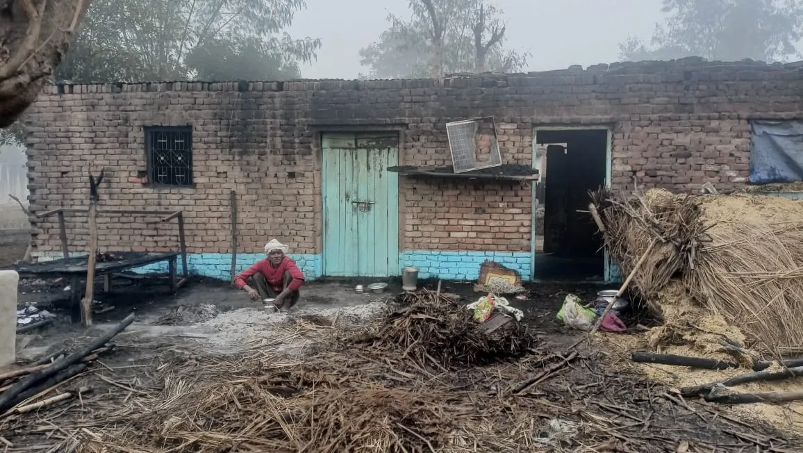 शाहजहांपुर: छप्परदार घर में लगी आग, घरेलू सामान जलकर राख
