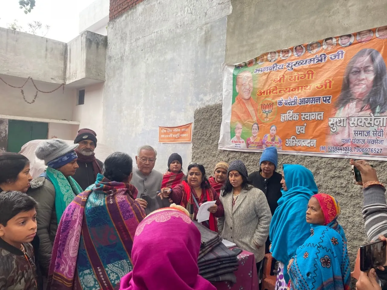 बरेली: कड़ाके की ठंड से बचाव के लिए बांटे गए कंबल, पाकर लोगों में दौड़ी खुशी की लहर