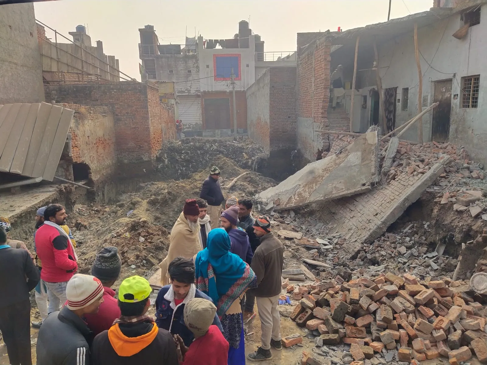 मेरठ: प्लॉट की बुनियाद खोदने के दौरान चपेट में आए दो मकान गिरे, हंगामा