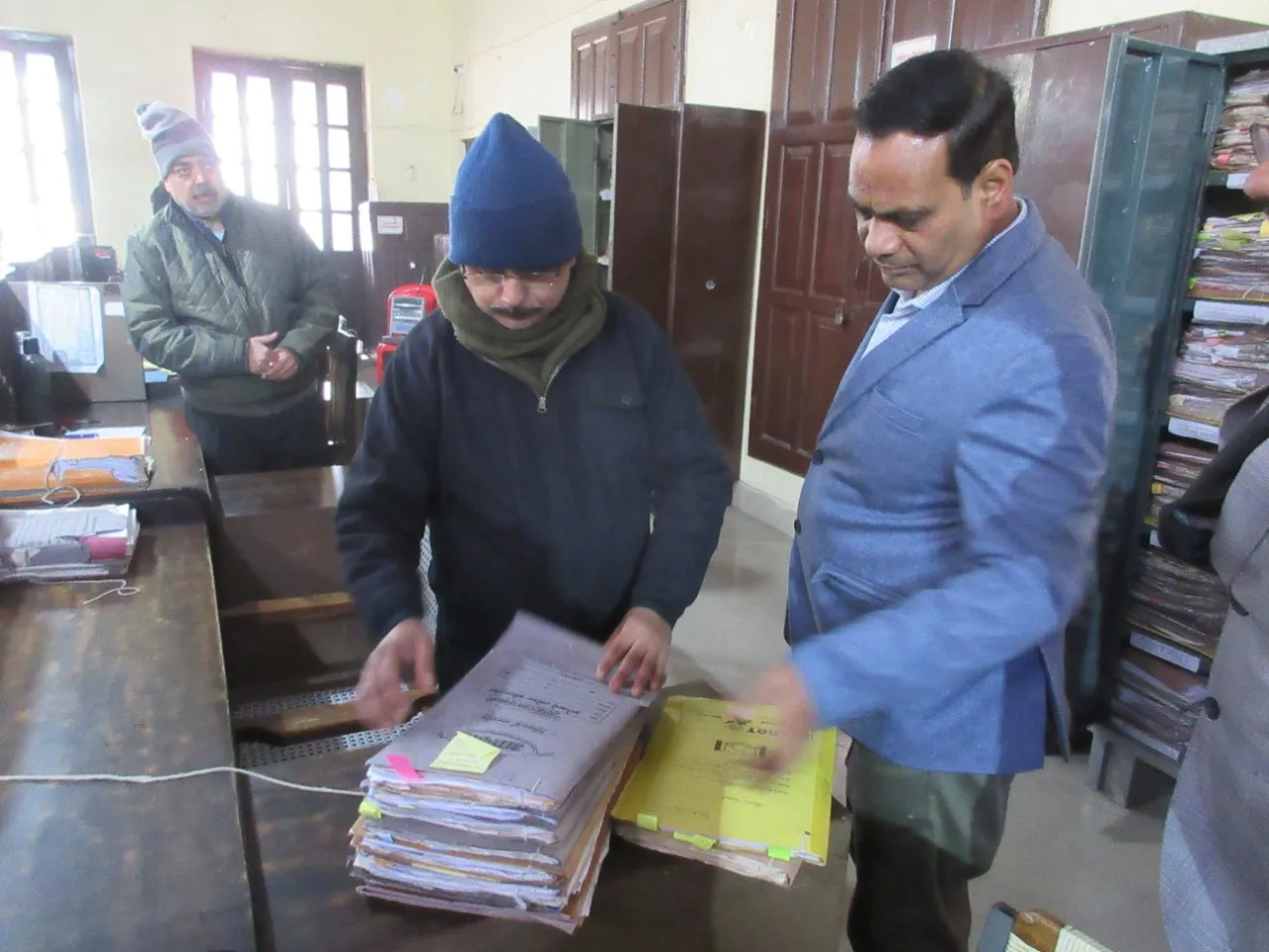 शाहजहांपुर: पत्रावलियां ठीक न मिलने पर भड़के डीएम, प्रशासनिक अधिकारी सहित लिपिकों की लापरवाही