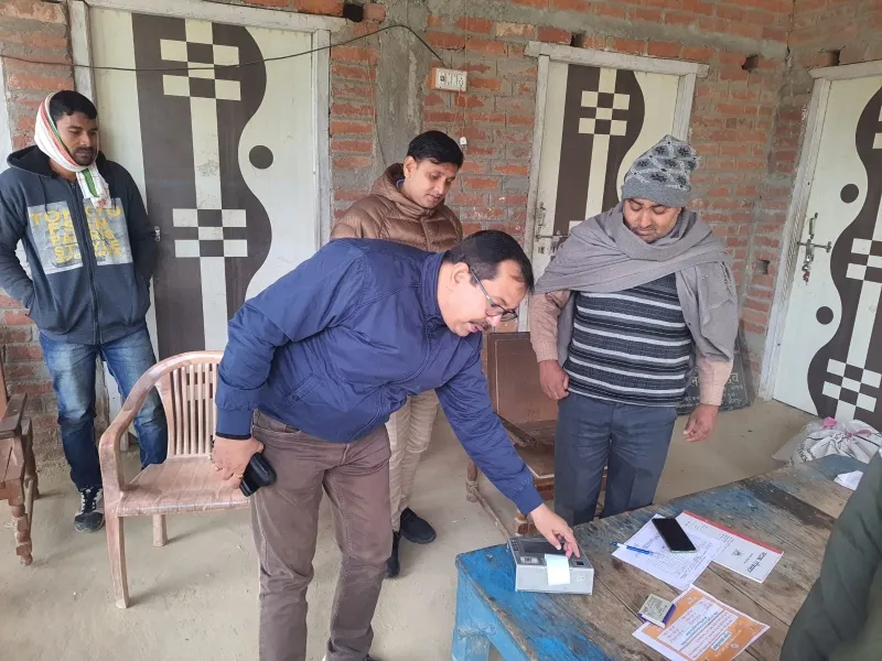 जौनपुर: सरकारी राशन की दुकान का निरीक्षण करने पहुँचे डीएसओ