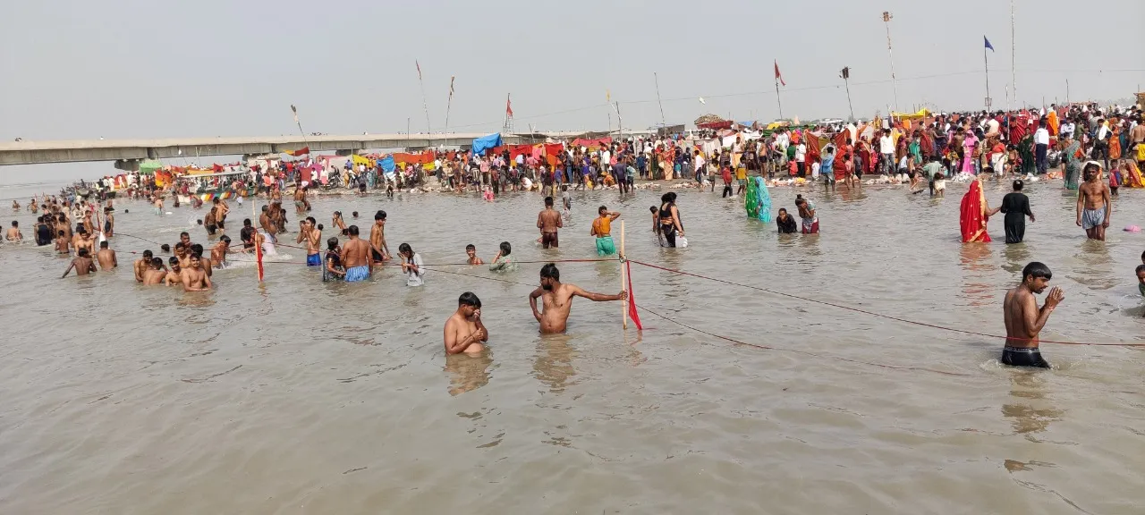 शाहजहांपुर: हजारों श्रद्धालुओं ने गंगा में लगाई आस्था की डुबकी