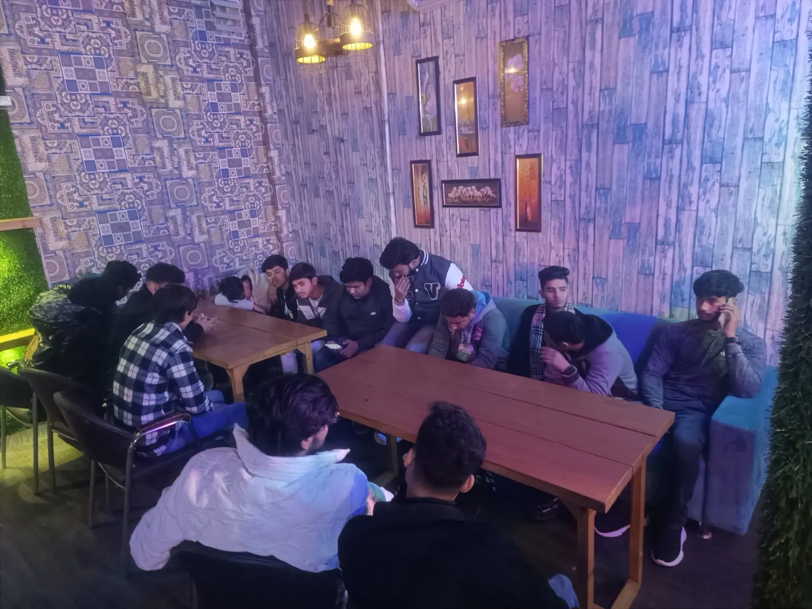 मेरठ: पार्टी में धुएं का छल्ला बनाकर उड़ा रहे थे रईसजादे, छापेमारी में खुली पोल