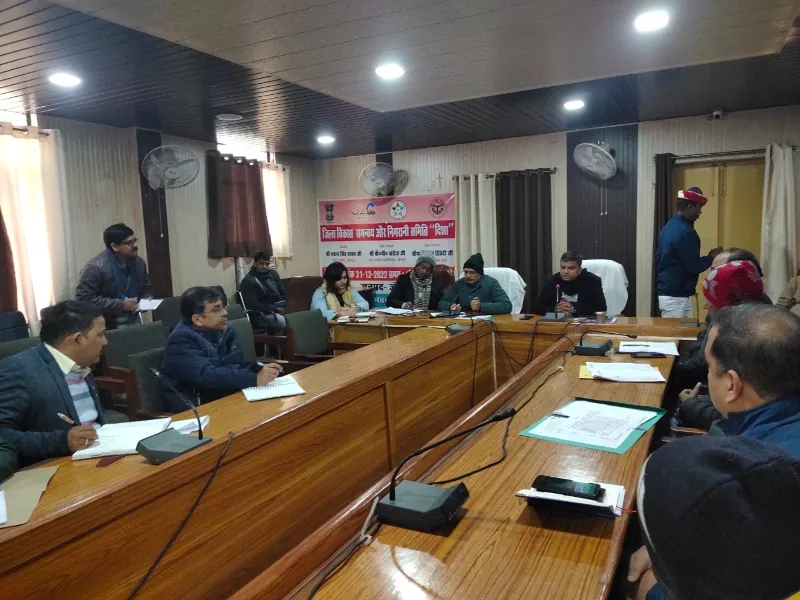 जौनपुर:  कार्यालय में प्रशासक अपना नाम और मोबाइल नंबर लिखवाए- जिलाधिकारी